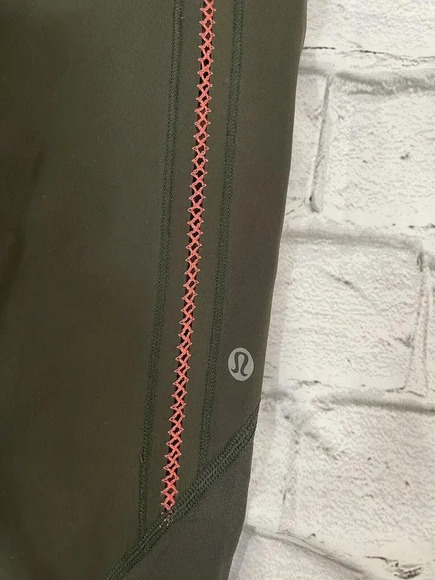 Lululemon Vent It Out Crop Capri Leggings Size 6 Gator Green Cyber Stripe Waist - Picture 3 of 3